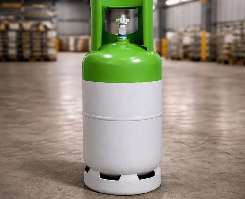 Botellas de gas refrigerante en una instalación frigorífica